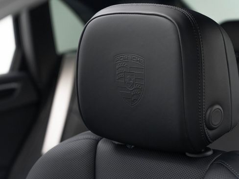 Certified 2025 Porsche Macan AWD/4WD image 19