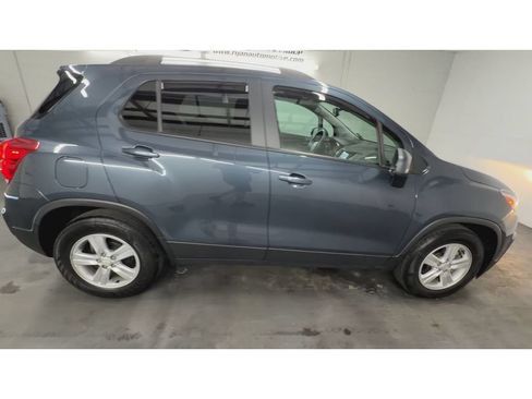 Used 2022 Chevrolet Trax LT w/ LT Convenience Package FWD image 9