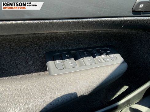 Used 2025 Volvo XC40 B5 Plus AWD/4WD image 18