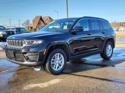 Used 2024 Jeep Grand Cherokee Laredo X image 2