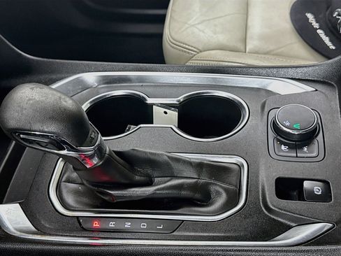 Used 2023 Chevrolet Traverse LS FWD image 18