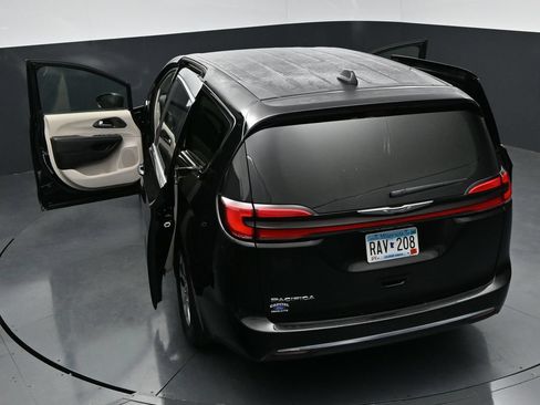 Used 2024 Chrysler Pacifica Touring-L FWD image 35