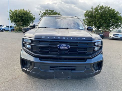 Used 2025 Ford Expedition Active AWD/4WD image 2