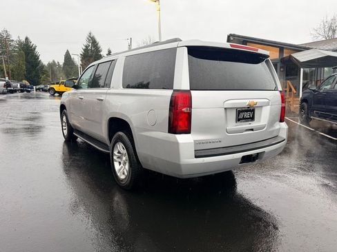 Used 2018 Chevrolet Suburban LT image 3