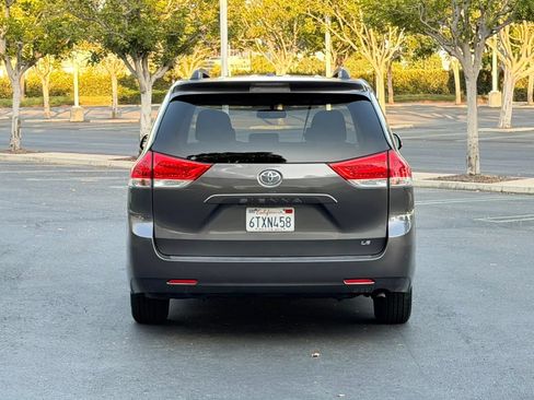 Used 2012 Toyota Sienna LE w/ Towing Pkg FWD image 5