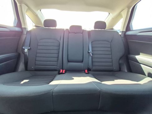 Used 2018 Ford Fusion SE w/ Fusion SE Technology Package FWD image 5
