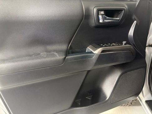 Used 2018 Toyota Tacoma TRD Off-Road w/ Technology Package AWD/4WD image 17
