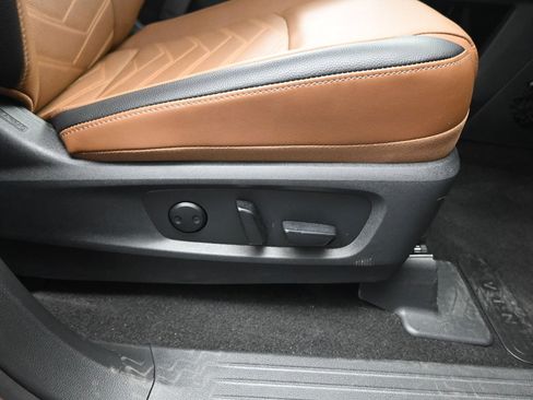 Certified 2024 Nissan Pathfinder Platinum FWD image 16