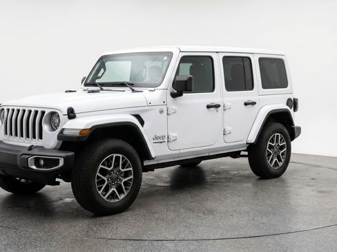 Used 2025 Jeep Wrangler Sahara image 3