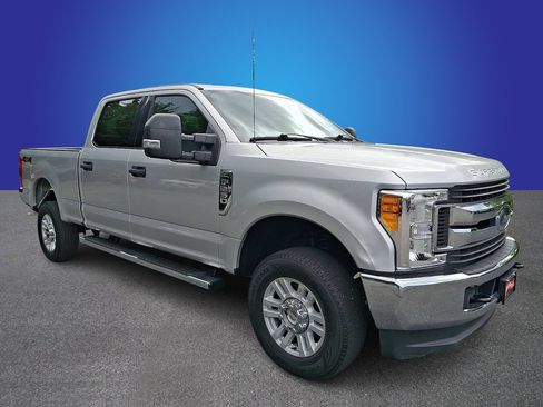 Used 2017 Ford F250 XLT AWD/4WD image 3
