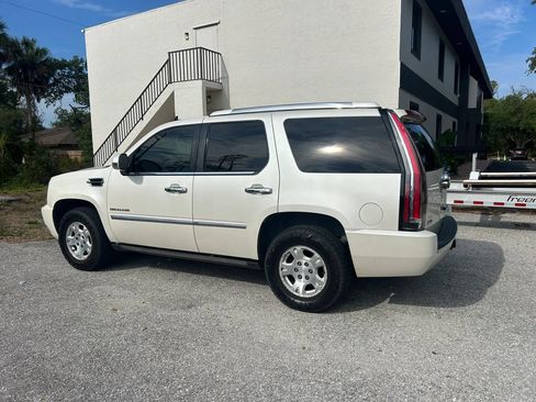 Used 2011 Cadillac Escalade Premium RWD image 14