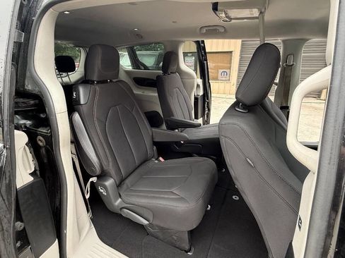 Used 2017 Chrysler Pacifica Touring FWD image 53