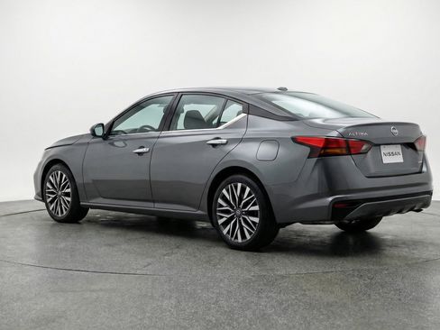 Used 2025 Nissan Altima 2.5 SV image 6