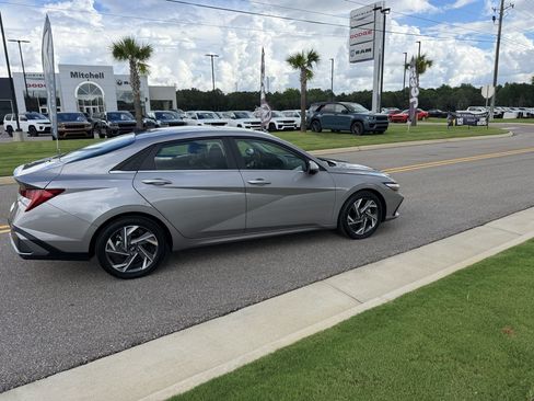 Used 2024 Hyundai Elantra Limited FWD image 4