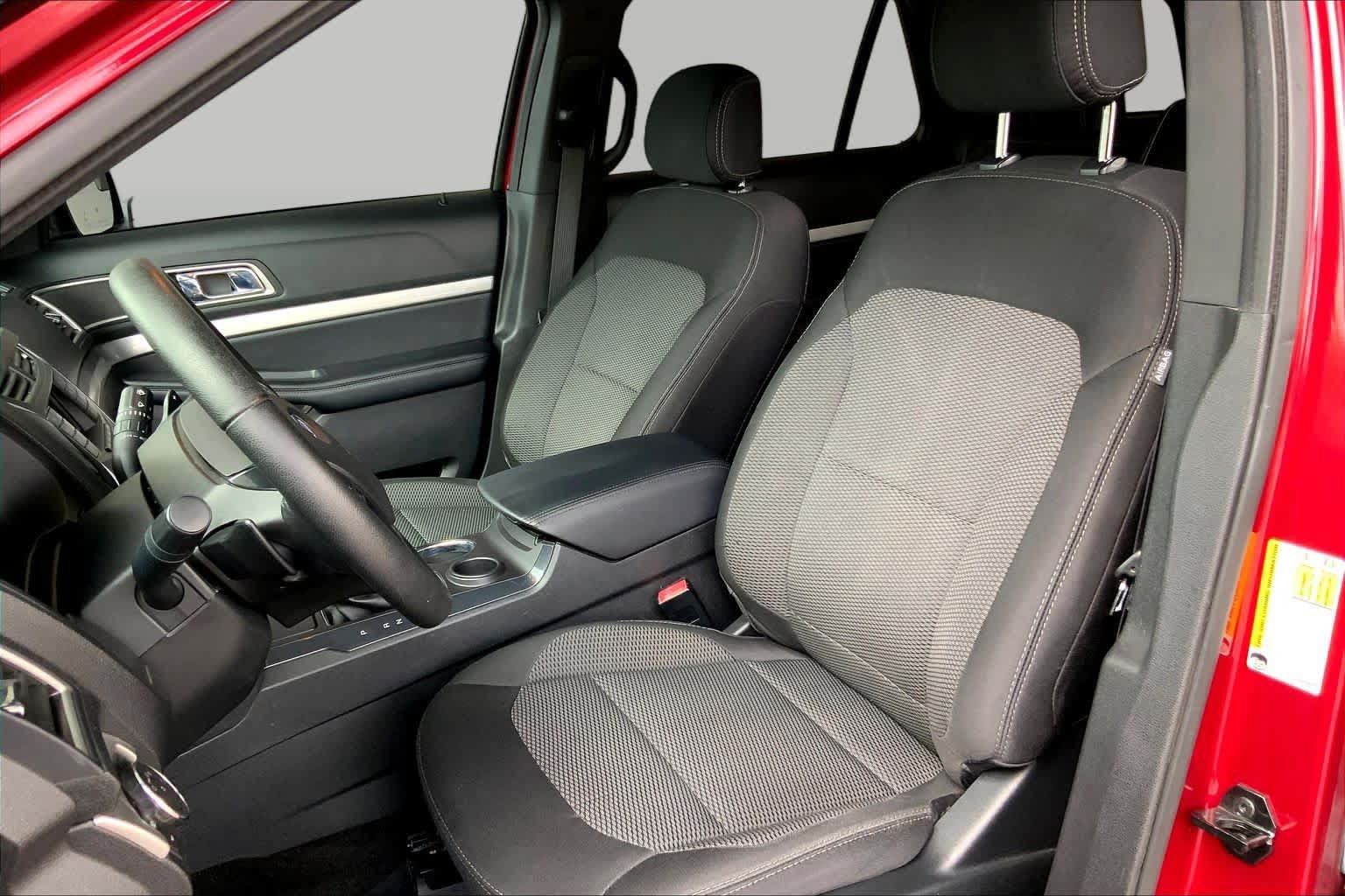 Used 2017 Ford Explorer XLT FWD image 7