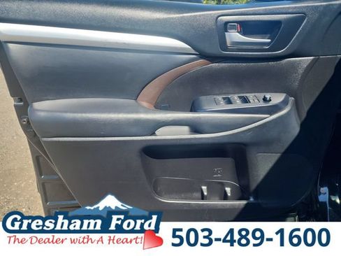 Used 2019 Toyota Highlander XLE AWD/4WD image 17