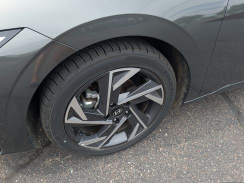 Certified 2024 Hyundai Elantra Limited FWD image 9