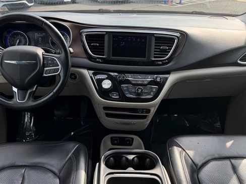 Used 2018 Chrysler Pacifica Touring-L FWD image 17