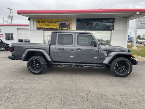 Used 2022 Jeep Gladiator Sport image 2