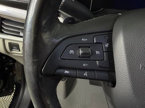 Used 2019 Cadillac XT4 Luxury w/ Cold Weather Package FWD image 17