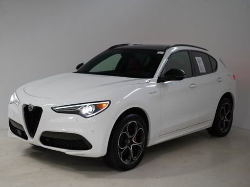 Used 2023 Alfa Romeo Stelvio Veloce image 3