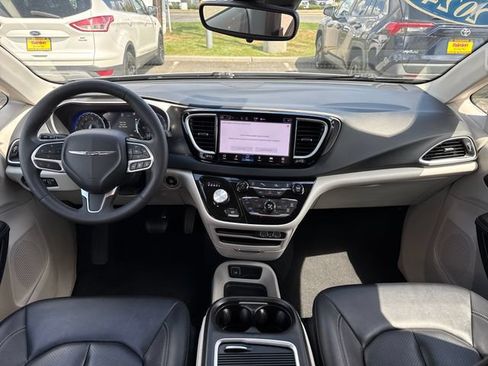 Used 2024 Chrysler Pacifica Touring-L FWD image 11