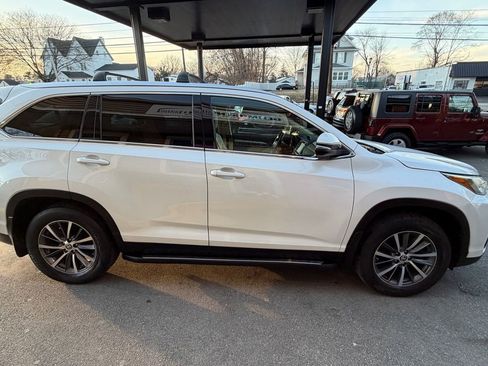 Used 2019 Toyota Highlander XLE image 6