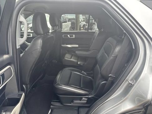 Used 2022 Ford Explorer XLT w/ Equipment Group 202A RWD image 11