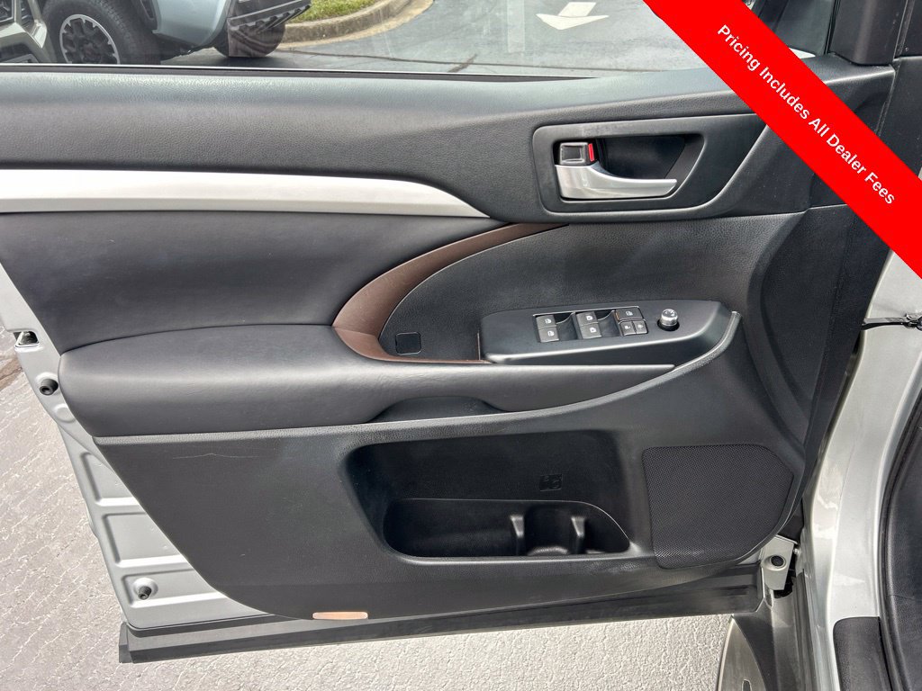 Used 2018 Toyota Highlander XLE AWD/4WD image 4