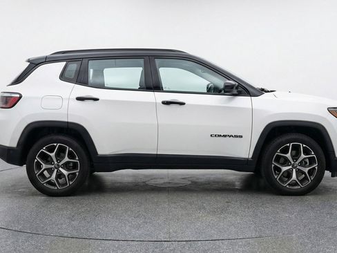 Used 2025 Jeep Compass Limited image 11
