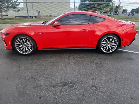 Used 2025 Ford Mustang GT Premium RWD image 3