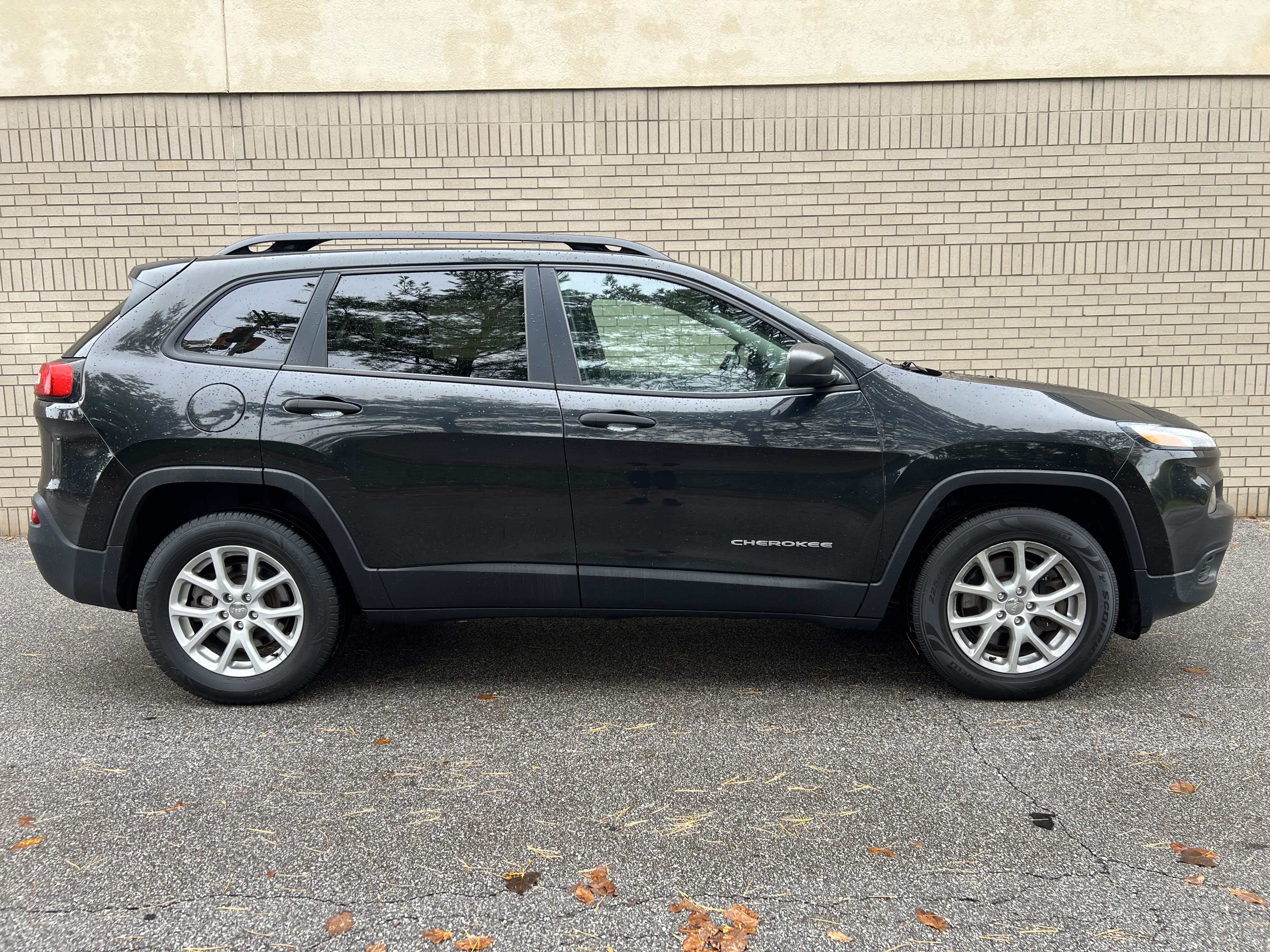 Used 2016 Jeep Cherokee Sport w/ Cold Weather Group AWD/4WD image 7
