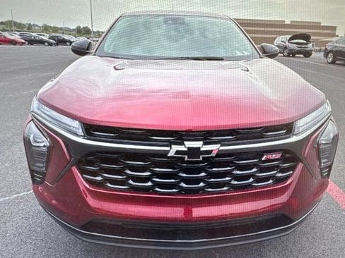 Used 2024 Chevrolet Trax RS FWD image 2