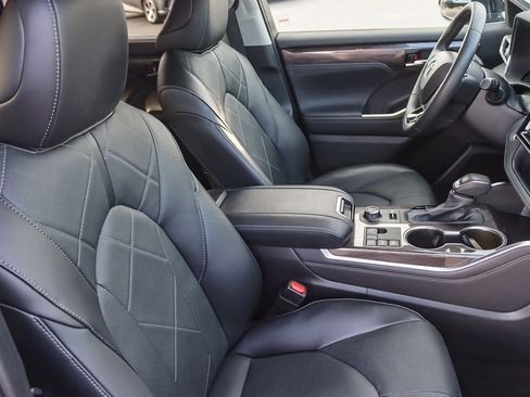 Used 2024 Toyota Highlander Platinum image 15