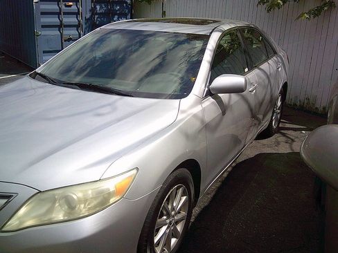 Used 2010 Toyota Camry XLE FWD image 2