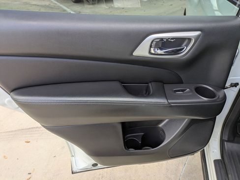 Used 2020 Nissan Pathfinder SV image 13