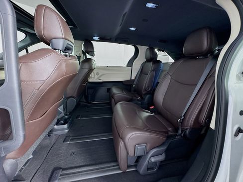 Used 2022 Toyota Sienna Platinum image 27