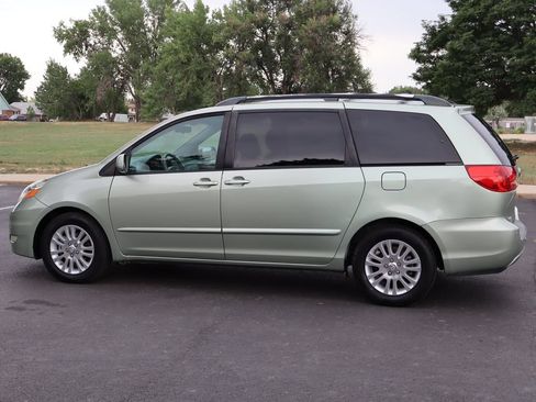 Used 2009 Toyota Sienna XLE FWD image 8