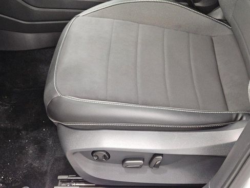 Used 2022 Volkswagen Taos SE w/ Panoramic Sunroof Package image 20