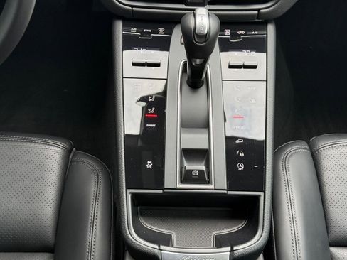 Used 2025 Porsche Macan AWD/4WD image 23