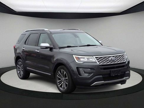Used 2017 Ford Explorer Platinum image 2