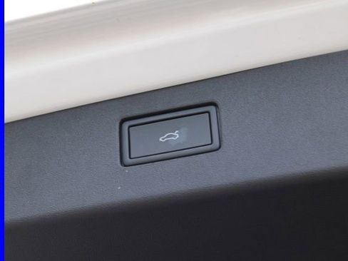 Used 2025 Volkswagen Tiguan SE image 11