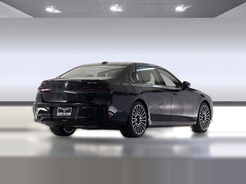 Used 2026 BMW i7 eDrive50 w/ M Sport Package RWD image 9