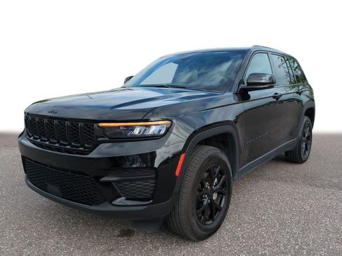 Used 2025 Jeep Grand Cherokee Altitude image 1