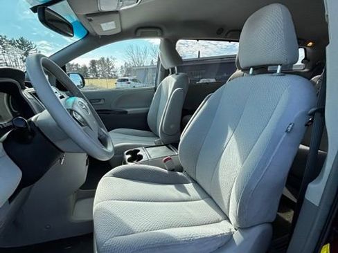 Used 2012 Toyota Sienna LE image 10