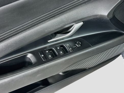 Used 2025 Hyundai Elantra Limited FWD image 15