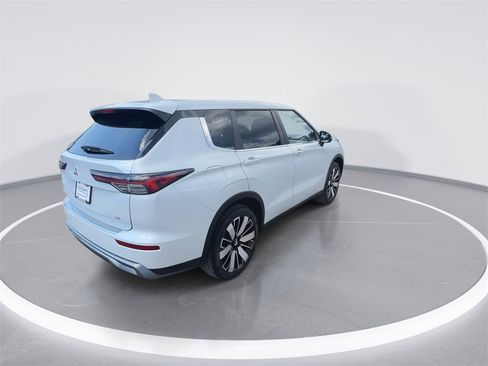 New 2025 Mitsubishi Outlander SE image 8