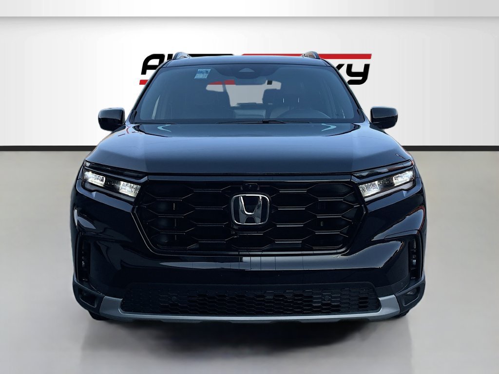 Used 2025 Honda Pilot TrailSport image 2