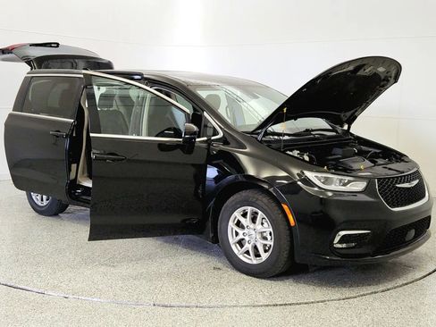 Used 2024 Chrysler Pacifica Touring-L image 9