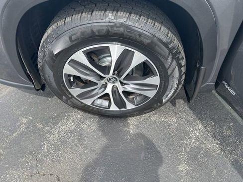 Used 2020 Toyota Highlander XLE AWD/4WD image 24